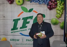 Norman Barao with the International Fruit Company shows a bi-color clamshell packaging for grapes.